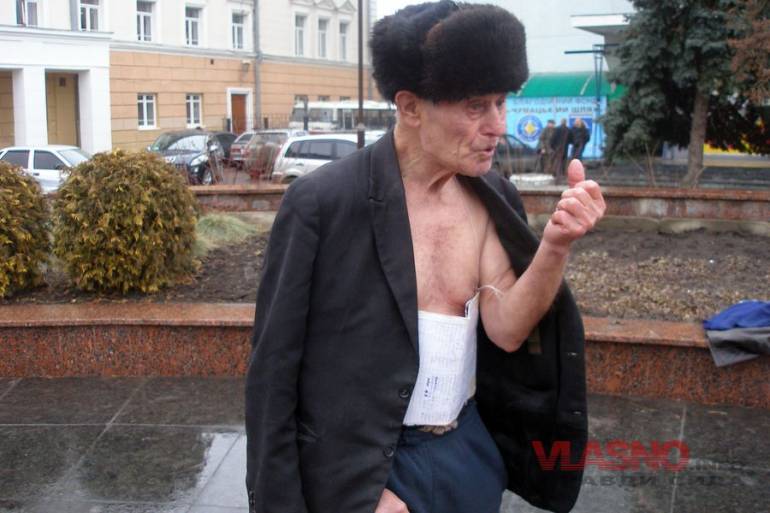 На знак протесту 78-річний вінничанин роздягається протягом 16 років