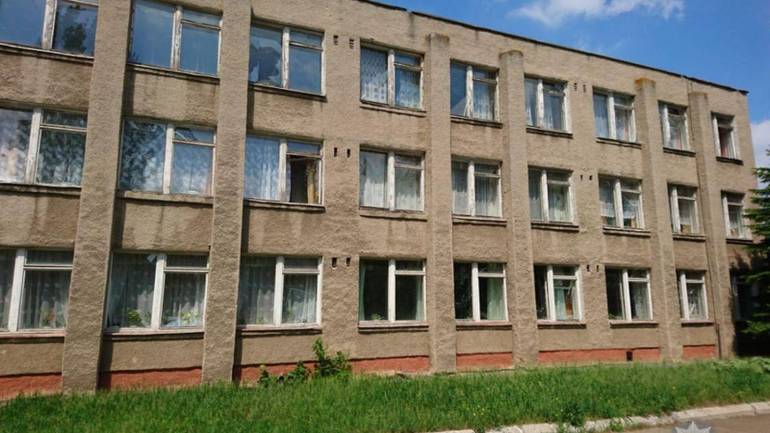 Обстріли Світлодарська: снаряд потрапив у двір місцевої школи, де були діти