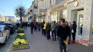 Більше сотні вінничан &laquo;застрягли&raquo; в черзі на оплату візового збору на роботу в Чехії