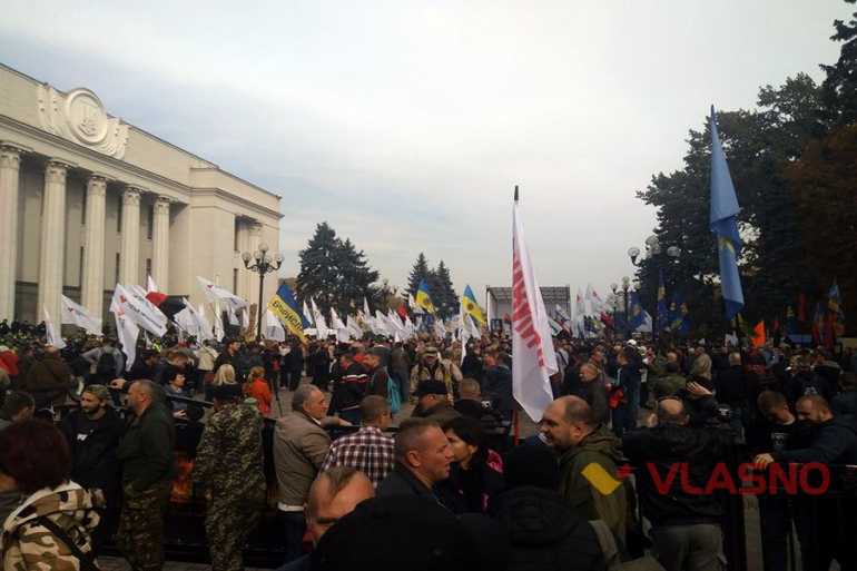 Під стінами Верховної Ради затишшя: люди чекають голосування депутатів