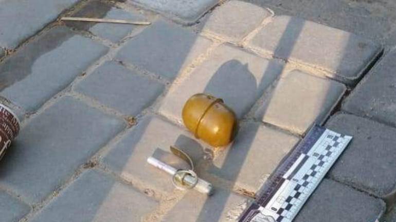 У Вінниці патрульні забрали у перехожого гранату