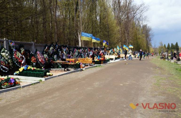 На вінницькому кладовищі прохачі не гребують пасками з могил загиблих вояків (фото)