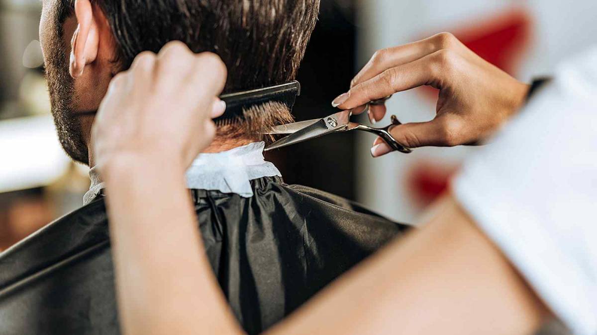 Вінницькі пенсіонери можуть безкоштовно зробити стрижку у салонах краси