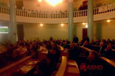 У стародавні часи багато народів відзначали свята в період з 25 грудня приблизно до 7 січня. Яскравий приклад &mdash; День зимового сонцестояння, у який різні народи віддавали хвалу своїм богам. Слов'яни &ndash; Божичу-Коляді, єгиптяни &mdash; Осірісу, вавілоняни &mdash; Таммузу тощо. Римляни святкували Сатурналії - День перемоги Сатурна над зимою, і дарували один одному подарунки. Римська церква, безумовно, не схвалювала святкування цього язичницького свята, тому приблизно в 10 столітті було прийнято рішення замінити Сатурналії днем народження Христа. В такий спосіб підмінили більшість свят на хритиянські. Про це розповідає сайт vinec.org.ua   Новорічну ялинку першими придумали гуни: у них був бог Йерлу, котрий у найперший день року приходив на землю. У цей день потрібно було ставити в будинку ялинку, яка у них вважалася священним деревом. Цю традицію, якій уже більше 5 000 років, гуни принесли в Європу.  Перші прикрашені різдвяні ялинки з'явилися на території сучасної Франції, в Ельзасі. Як стверджують історики, це відбулося в 1605 році. Літопис свідчить: "На Різдво в тутешніх будинках встановлюють ялинки, а на їх гілки вішають троянди з кольорового паперу, яблука, печиво, шматочки цукру і мішуру". Така традиція поширилась за ініціативи ватажка Реформації Мартіна Лютера, який закликав до реформування тодішньої багатої церковної системи і до простоти обрядів. Протестантська громада німецької області Вюртемберг перейняла це нововведення. Поступово така традиція поширилася по всій Німеччині, а потім &mdash; і по всій Європі.  Різноманітними іграшками прикрашалися в середньовічній Німеччині не тільки ялинки, але і сосни, гілки вишневих дерев і буків. Перша скляна ялинкова куля була видута в Саксонії у 16 столітті. У Скандінавії придумали вішати на ялинку прикраси у вигляді сніжинок, зірок та фігурок.  Промислове виробництво ялинкових іграшок почалося тільки в середині минулого століття у Саксонії. Майстри видували іграшки зі скла, вирізували з картону дзвіночки, серденька, фігурки птахів і звірів, які потім розфарбовували яскравими фарбами.  Традиція встановлювати офіційні різдвяні ялинки набула широкого вжитку на початку 19 століття. Спочатку вічнозелені красуні з'явилися в імператорських палацах Франції, Німеччини, Англії, Норвегії, Данії і Росії. Надбанням же простого люду ялинка стала лише в другій половині 19 століття. У 1882 році американець Джонсон запропонував підсвічувати ялинку електрикою. А 1895 року американець Морріс сконструював першу електричну гірлянду, яка замінила на ялинці свічки, через які часто ставались пожежі.  До Росії та України новорічні звичаї привіз Петро I. До цього у нас 1 вересня відзначалось Новоліття, тобто день початку нового річного Кола. Замість ялинки був обрядовий Дідіх як символ Роду та достатку, і були свої прадавні традиції. Петро І переніс святкування Нового року саме на 1 січня, день закінчення єврейського посту та обрізання Ісуса Христа. Також скоротив слов'янський календар на 5200 років: з його волі відлік часу змінився з 6900 року від сотворення Миру у зірковому храмі, тобто не створення світу взагалі, а підписання акту перемир'я у великій давній війні між народами білої Раси та Китаєм, на 1700 рік від Різдва Христового.  У 30-і роки XIX століття новорічні ялинки ставилися тільки в будинках петербурзьких німців, але вже наприкінці того ж сторіччя вони стали головною прикрасою і міських, і сільських будинків. У 20 столітті ошатна ялинка була незмінним атрибутом зимових свят.  Але вже у 1916 році різдвяні ялинки на російській землі опинилися в опалі. Як під час Вітчизняної війни дворянство відмовилося від мови Наполеона, так у війну імперіалістичну Священний синод закликав патріотів не ставити в будинках колючі деревця, тому що ця традиція запозичена у німців.  А в 1918 році, після Жовтневої революції 1917 року, радянська влада оголосила ялинку буржуазним забобоном, тісно пов'язаним з опальною релігією. Проте, багато хто продовжував святкувати Різдво підпільно. Ялинка залишалася забороненою аж до 1935 року, коли з'явилася ідея святкувати не Різдво, а Новий рік. Віфлеємська зірка стала червоною п'ятикутною, і під прикрашеними ялинками країна, згідно з указом Сталіна, разом з Дідом Морозом зустріла 1935 рік. В такий спосіб це свято перетворилось із суто релігійного на просте календарне.