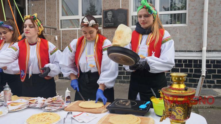 Жетони в обмін на млинці з любов&rsquo;ю: як у вінницькому коледжі святкували Масляну