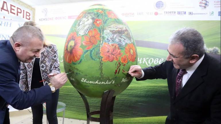 Посли іноземних держав розписали писанку рядками з творів Тараса Шевченка