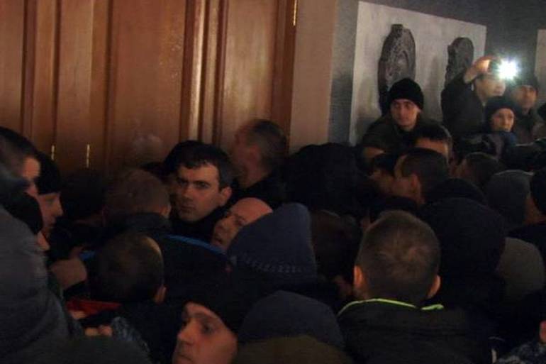 Криворізькі активісти заблокували сесійну залу міськради