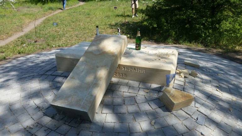 На острові Хортиця вандали зруйнували пам'ятник борцям за Україну