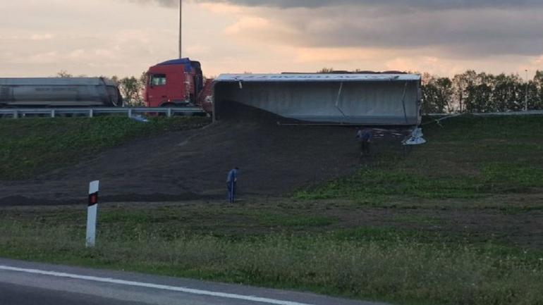 У Вінниці перекинувся причіп вантажівки, у якому було соняшниковове насіння