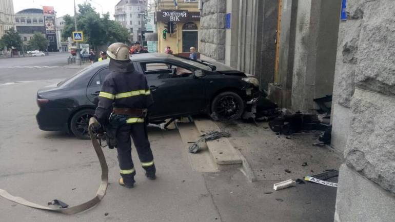 Водій &laquo;Toyota&raquo; в'їхав у Харківську міськраду