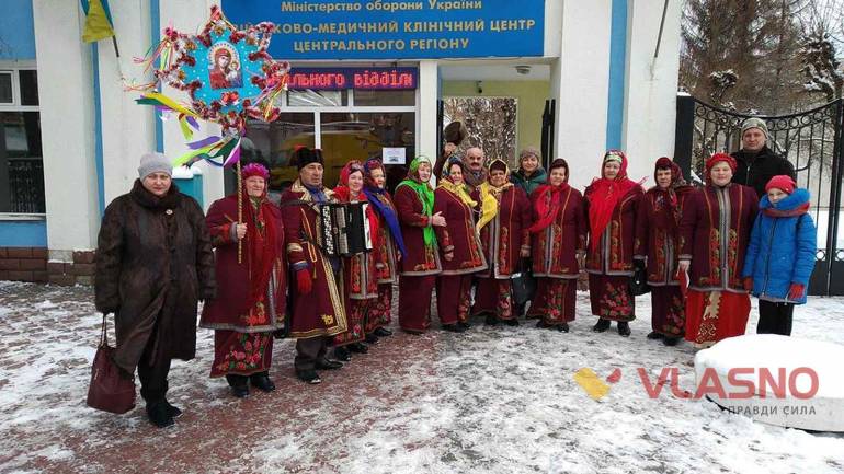 Вінницькі волонтери з концертом відвідали поранених воїнів