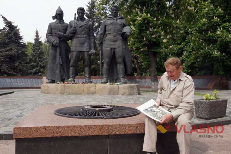 Володимир Спусканюк біля "вічного вогню" у Вінниці фото
