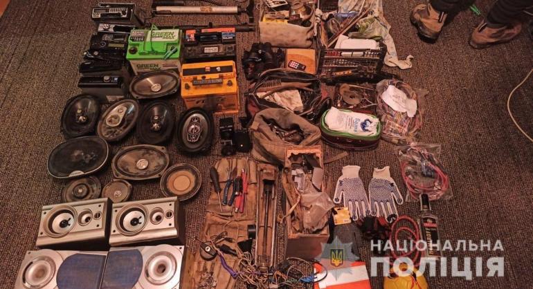 Підозрюються у 20 крадіжках: на Вінниччині затримали автомобільних крадіїв
