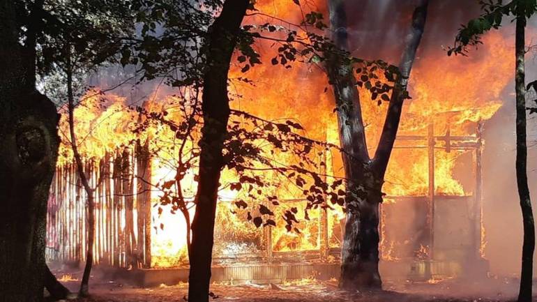У Вінниці горів зал ігрових автоматів у Центральному парку (ФОТО, ВІДЕО)