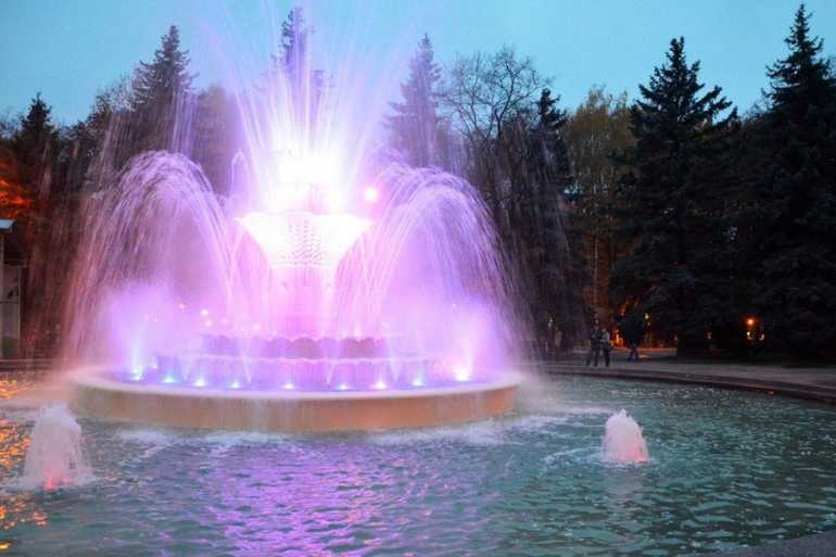 фонтан у центральному парку у Вінниці фото