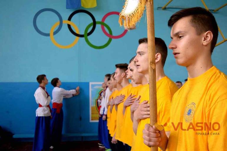 На Вінниччині студенти ліпили вареники, розбирали автомати та перетягували канат