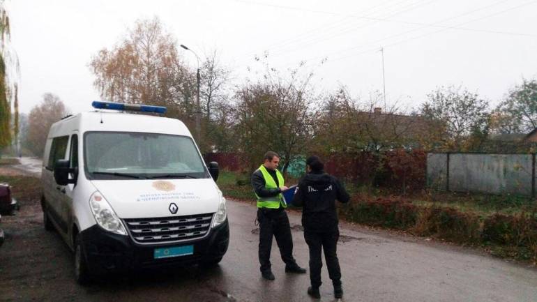 У будинку на Чернігівщині знайшли мертвих дітей та жінку у зашморгу