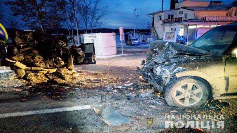 На Вінниччині зіштовхнулись легковик та позашляховик, двоє людей у лікарні