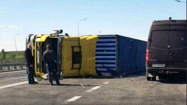 Під Вінницею перекинулася фура та перекрила рух