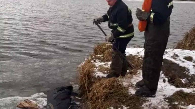 На Вінниччині з Південного Бугу дістали потопельника