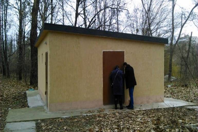 У Києві чоловік та жінка намагалися пограбувати громадський туалет