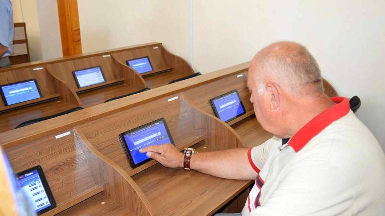 Вінницькі депутати замінять папір планшетами та унеможливлять кнопкодавство