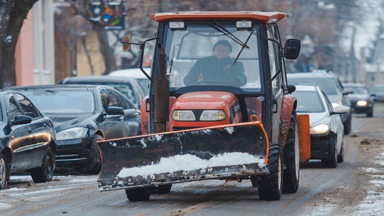 Вінницькі комунальники просять водіїв не паркуватися на узбіччі