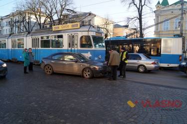 У центрі Вінниці  Mazda в'їхала у трамвай Mirage Be 4/6