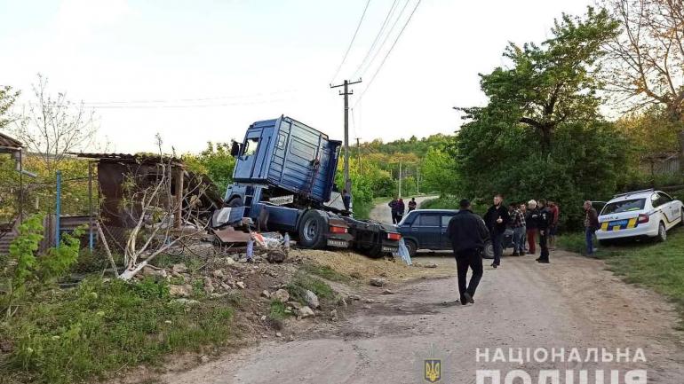 П'яний молодик на Вінниччині викрав вантажівку і в'їхав у чуже подвір'я