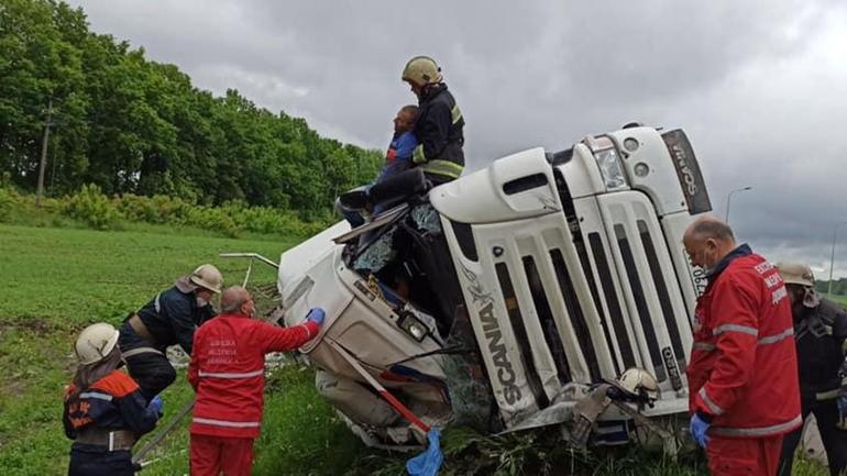 У Вінниці перекинулася вантажівка з соняшниковою олією