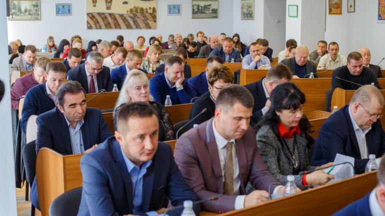 Вантажівки, мотоцикли та люксові авто: на чому їздять депутати Вінницької міськради