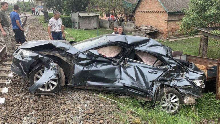 У Луці-Мелешківській водій легковика влетів у ремонтний потяг і загинув