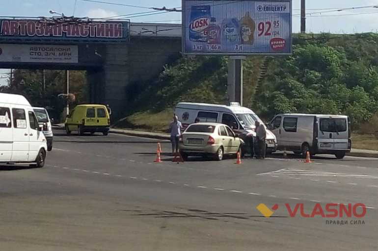 аварія за участі швидкої допомоги у Вінниці фото