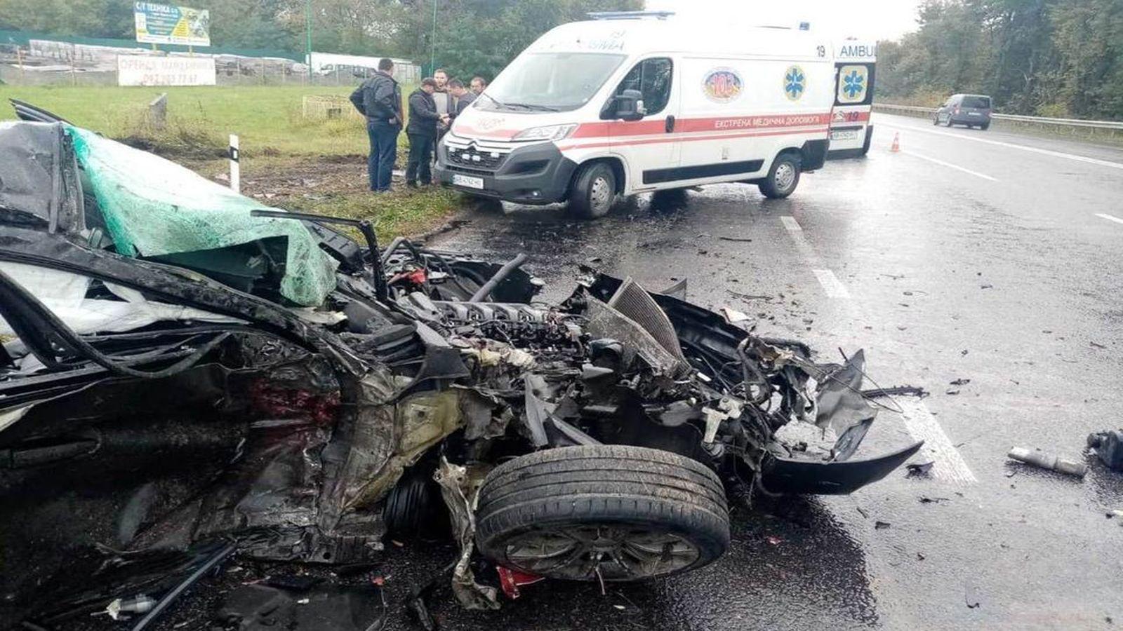 Під Вінницею розбилась &laquo;BMW&raquo; - легковик в'їхав у вантажівку