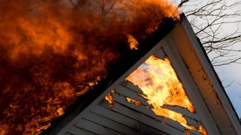Пожежу у приватному будинку в селі на Вінниччині гасили 14 вогнеборців та чотири спецавтомобілі
