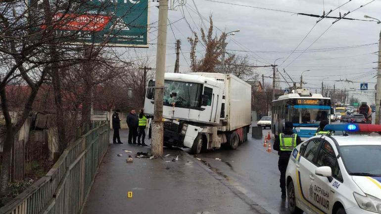 Смертельне ДТП: водій вантажівки у Вінниці врізався в електроопору