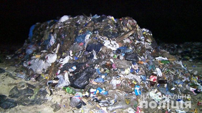 Сільськогосподарську ділянку землі на Вінниччині &laquo;закидали&raquo; львівським сміттям