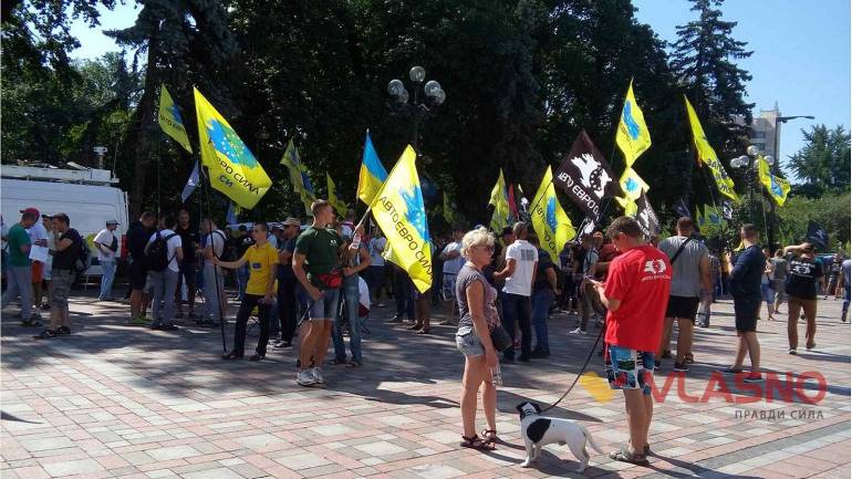 Власники &laquo;євроблях&raquo; ночують під парламентом: протести тривають