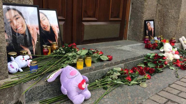 У столиці біля медуніверситету влаштували акцію через самогубство студентки з Туркменістану