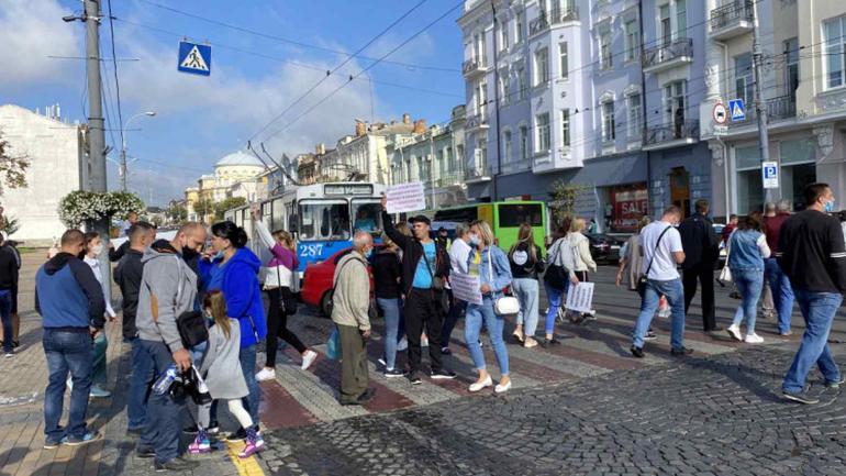 Мітингарі перекрили рух транспорту в центрі Вінниці
