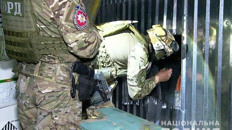 Етнічна злочинна група з приватної території викрала каністри з рідиною на 1,5 мільйона гривень