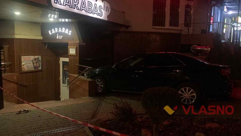 &laquo;Ледь не збив жінку з коляскою&raquo;: у Вінниці водій врізався в кафе на Поділлі (ФОТО)