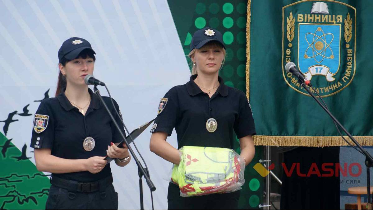 Всі вінницькі школи отримали жовті жилети