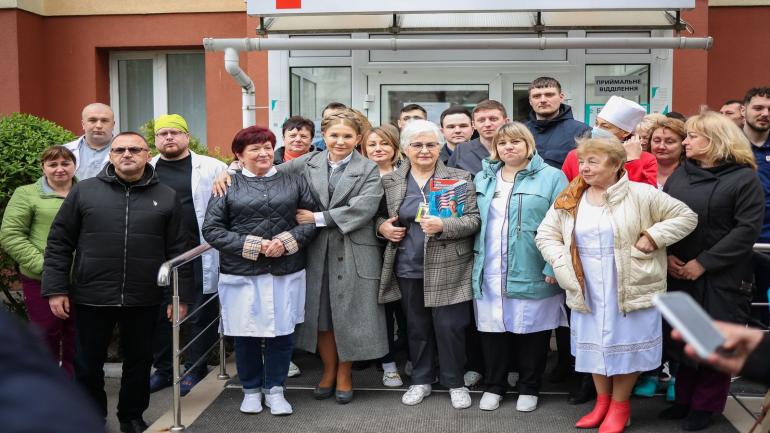 Юлія Тимошенко привезла гуманітарну допомогу лікарням Вінниці (ВІДЕО)
