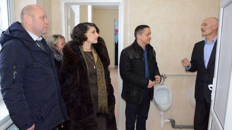 &laquo;Туалетний піар&raquo; по-вінницьки: чиновники відкрили шкільну вбиральню