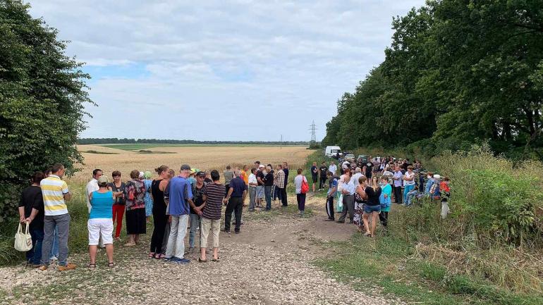 Селяни гнали миколаївських рейдерів, аж поки ті не зникли в кукурудзі (ФОТО)