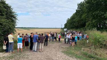 Селяни гнали миколаївських рейдерів, аж поки ті не зникли в кукурудзі (ФОТО)