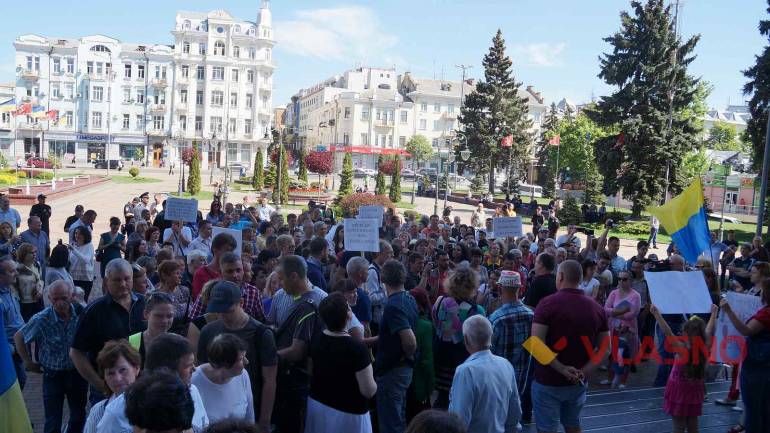 &laquo;Мер, виходь!&raquo; &ndash; переселенці з Донбасу та Криму пікетували Вінницьку міськраду (ФОТО, ВІДЕО)