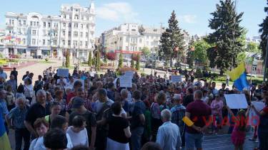 &laquo;Мер, виходь!&raquo; &ndash; переселенці з Донбасу та Криму пікетували Вінницьку міськраду (ФОТО, ВІДЕО)