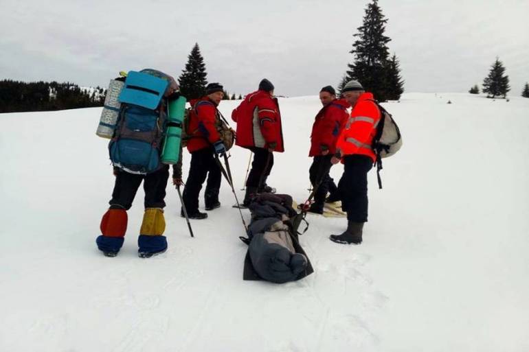 На Закарпатті туристка зірвалася із обледенілого схилу у 300-метрову прірву
